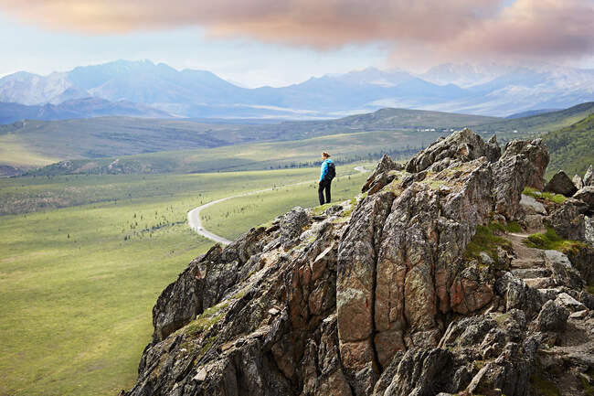 Wanderer auf Hügel, Denali National Park, Alaska, USA — Stockfoto