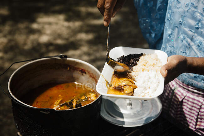 Primer plano del tenedor del puesto sirviendo comida en bandeja, Semuc Champey, Alta Verapaz, Guatemala, Centroamérica - foto de stock