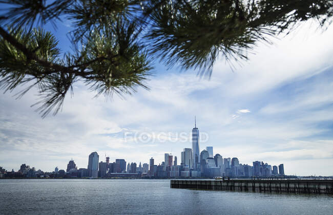 Vista del distrito financiero desde Nueva Jersey, Nueva York, Estados Unidos - foto de stock