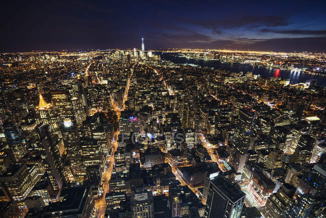 Paysage urbain de nuit depuis l'Empire State Building, New York, USA — Photo de stock