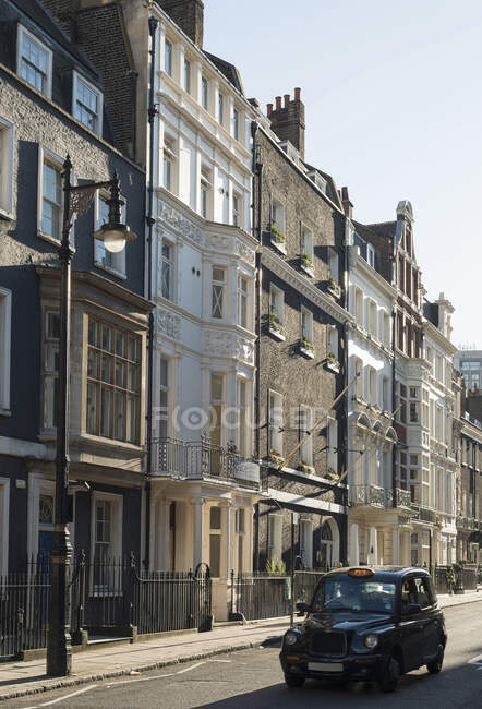 Черное такси на Лондонской улице, Лондон, Англия — стоковое фото