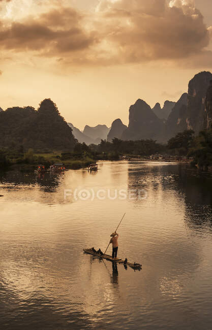 Pêcheur sur la rivière à Yangshuo, province de Guangxi, Chine — Photo de stock