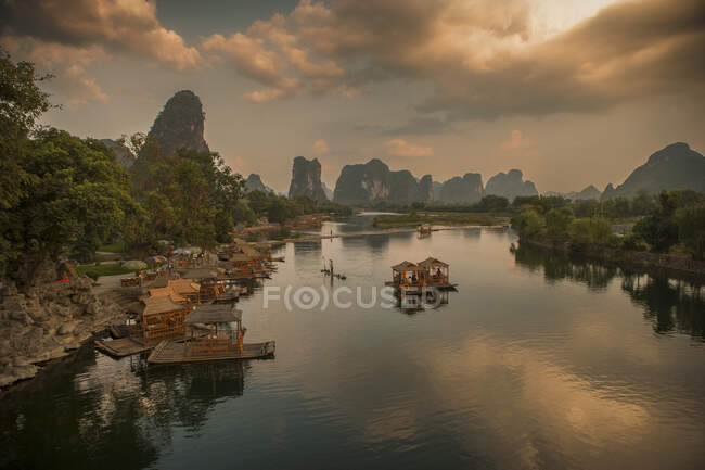 Rio em Yangshuo, província de Guangxi, China — Fotografia de Stock