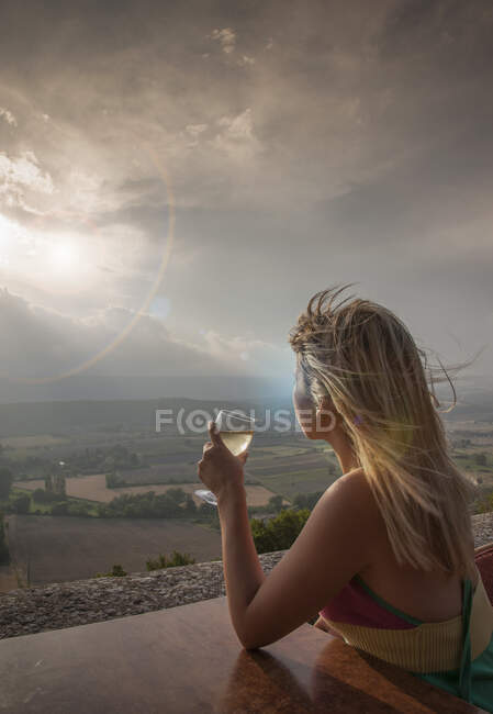 Frau mit Weißwein im Urlaub, Velonsole, Provence, Frankreich — Stockfoto