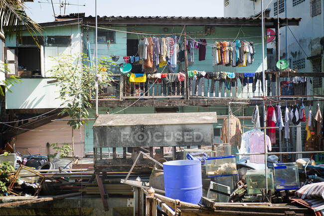 Secagem de roupa fora de casas, Bangkok, Tailândia — Fotografia de Stock