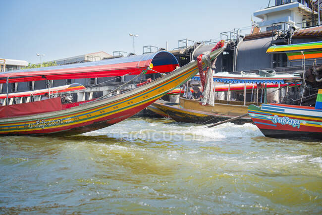 Bateaux colorés sur la rivière, Bangkok, Thaïlande — Photo de stock