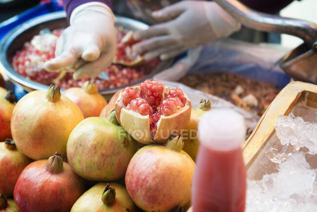 Person, die Granatäpfel verkauft, aus nächster Nähe — Stockfoto