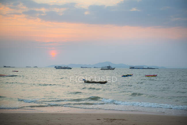 Barcos en el mar, Koh Samet, Tailandia - foto de stock