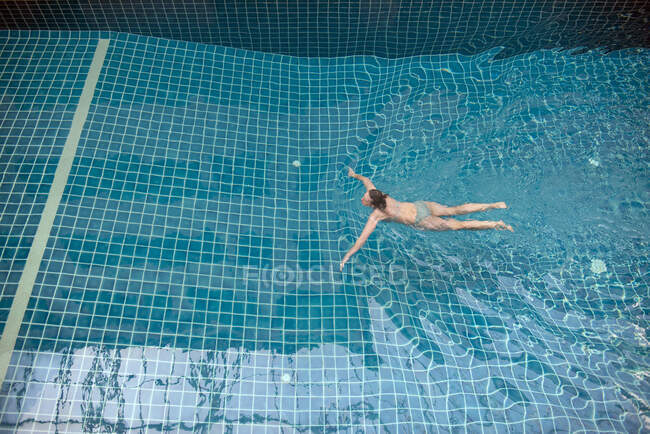 Donna che nuota in piscina, angolo alto — Foto stock