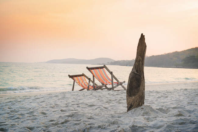 Sedie a sdraio sulla spiaggia, Koh Samet, Thailandia — Foto stock