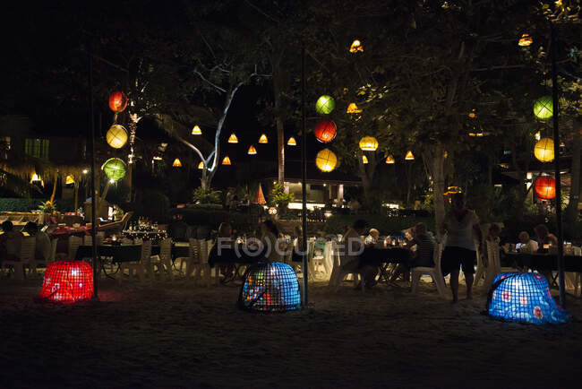 Огни феи в кафе ночью — стоковое фото