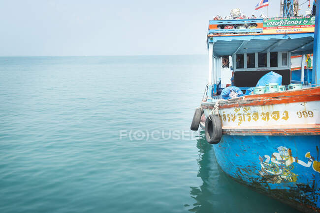 Hermosa vista de los barcos tradicionales tailandeses - foto de stock