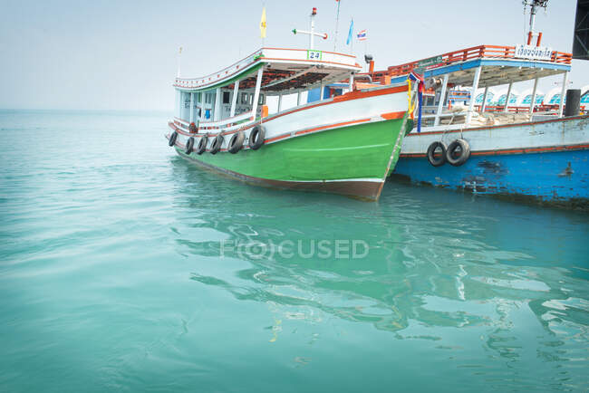 Bateaux thaïlandais traditionnels sur l'eau — Photo de stock