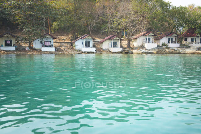 Cabañas tradicionales en el borde de las aguas, Koh Samet, Tailandia - foto de stock