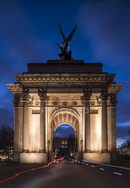 Exterior of Wellington Arch at night, London, England, UK — Stock Photo