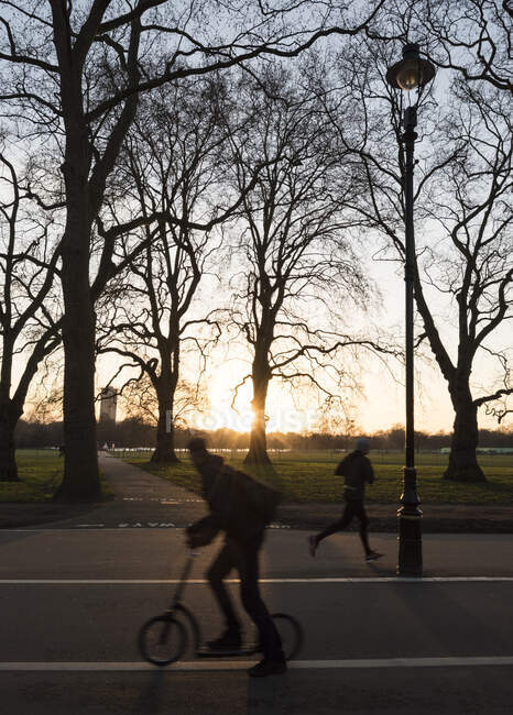 Man Cycling in Hyde Park, Londra, Inghilterra, Regno Unito — Foto stock