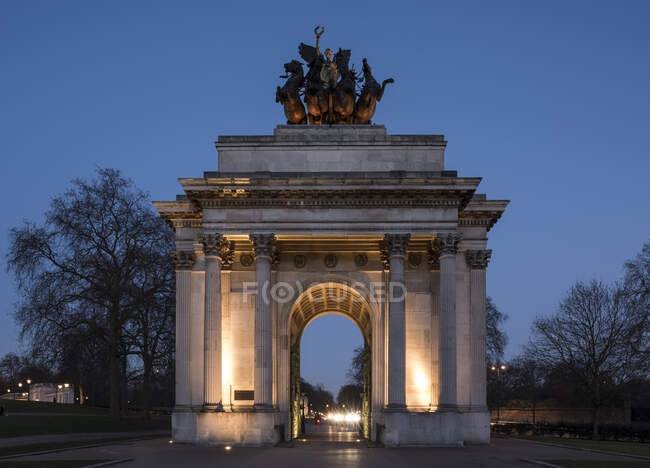 Außenansicht des Wellington Arch bei Nacht, London, England, UK — Stockfoto
