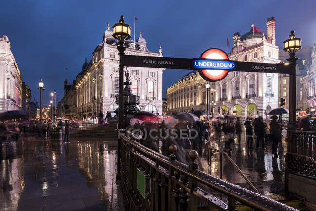 Piccadilly Circus de noche, Londres, Inglaterra, Reino Unido - foto de stock