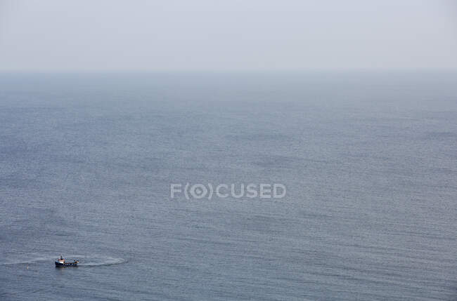 Single fishing boat in the sea, Flamborough Head, UK — Stock Photo