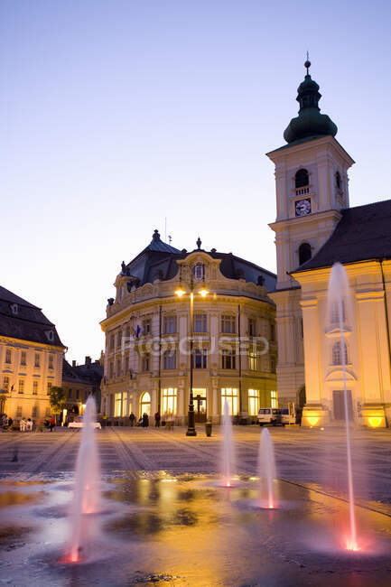 Fuentes en la plaza principal de Sibiu, Piata Mare, Sibiu, Rumania - foto de stock