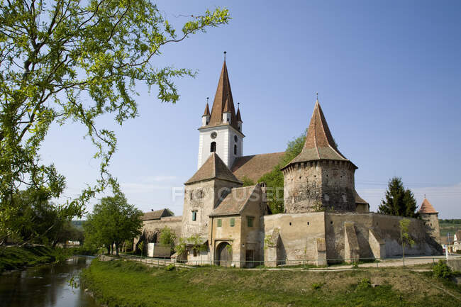 Iglesia fortificada en Transilvania, Patrimonio medieval de la UNESCO, Rumania - foto de stock