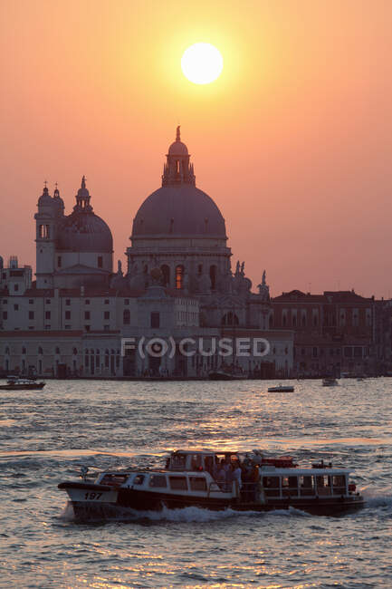 Vaporetto sur le Grand Canal au coucher du soleil, Basilique Santa Maria — Photo de stock
