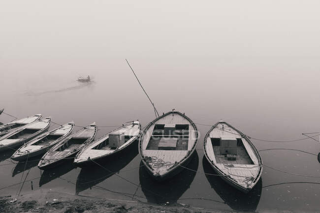 Barcos de pesca en fila, Varanasi, Uttar Pradesh, India - foto de stock