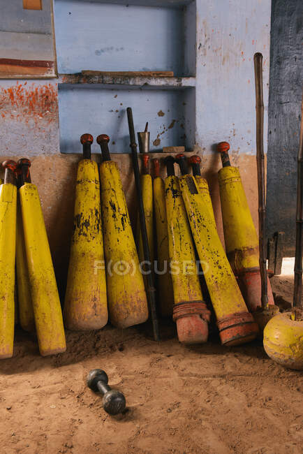 Akhara, wrestling weights, Varanasi, Uttar Pradeshi, India — стокове фото