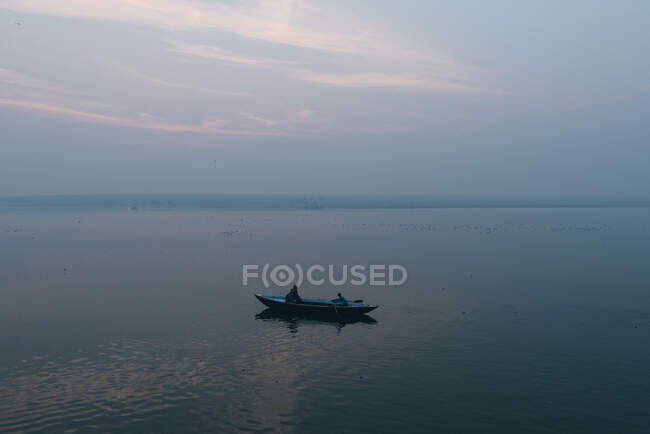 Pescadores en barco, Varanasi, Uttar Pradesh, India - foto de stock