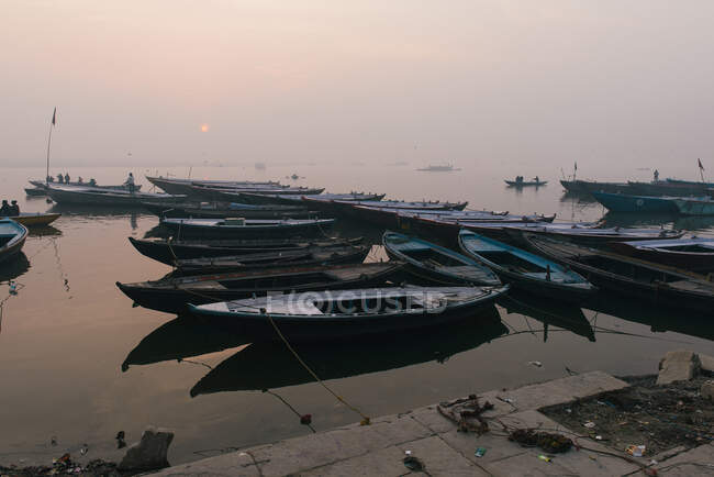 Gruppe von Fischerbooten, Varanasi, Uttar Pradesh, Indien — Stockfoto