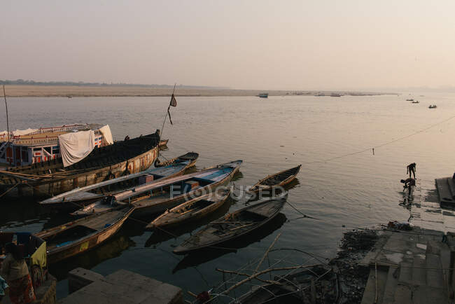 Ghat con barcos de pesca, Varanasi, Uttar Pradesh, India - foto de stock