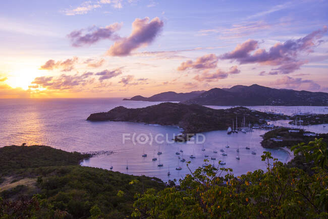Vista desde Shirley Heights sobre el Puerto Inglés, Antigua - foto de stock