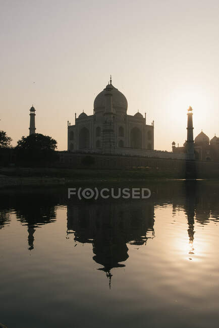 Reflejo de piscina silueta de Taj Mahal al amanecer, Agra, Uttar Pradesh - foto de stock