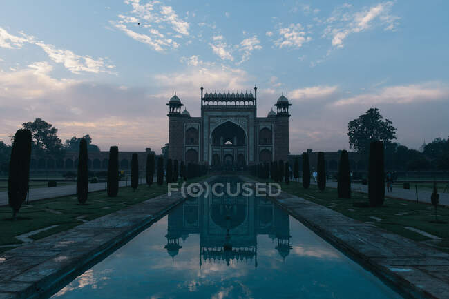 Taj Mahal e riflessione sulla piscina all'alba, Agra, Uttar Pradesh, Indi — Foto stock