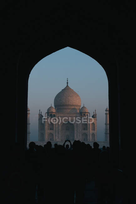 Vista del arco silueta de Taj Mahal al amanecer, Agra, Uttar Pradesh - foto de stock