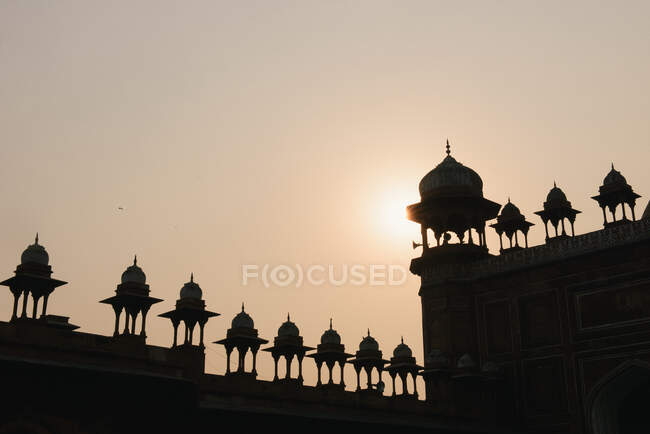 Vista silueta de Jama Masjid, Agra, Uttar Pradesh, India - foto de stock
