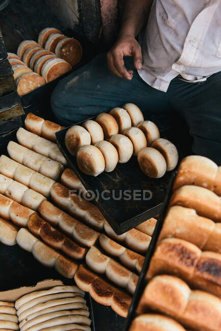 Cropped shot of baker and fresh breads, Jaipur, Rajasthan, India — Stock Photo
