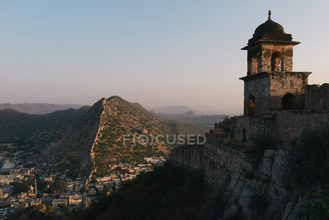 Erhöhter Blick auf Stadtmauer und Turm bei Sonnenaufgang, Amer Fort — Stockfoto