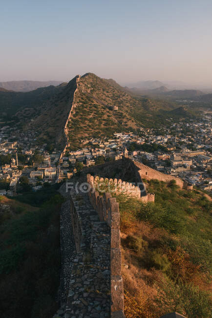 Vista de ángulo alto de la muralla de la ciudad al amanecer, Amer Fort, Jaipur, Raja - foto de stock