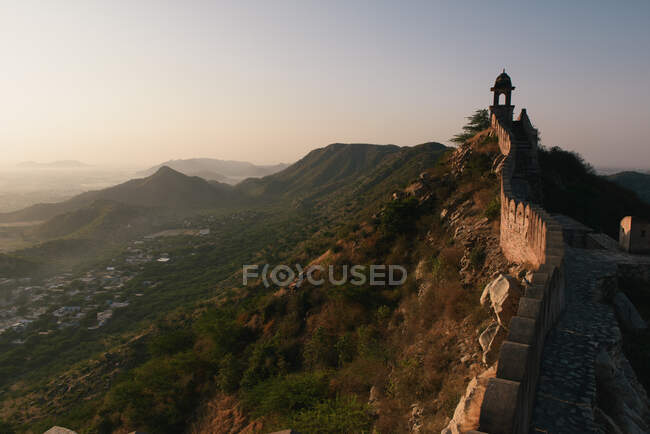 Vista elevada de la muralla y la torre de la ciudad, Fuerte Amer, Jaipur, Rajasthan - foto de stock