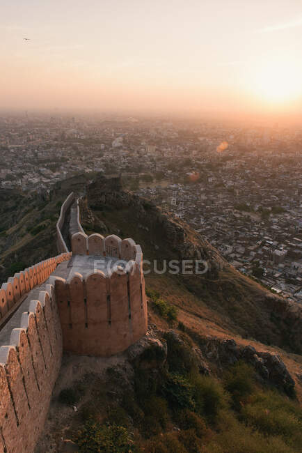 Paisaje urbano y paredes del Fuerte Nehargarh al atardecer, Jaipur, Rajastán - foto de stock