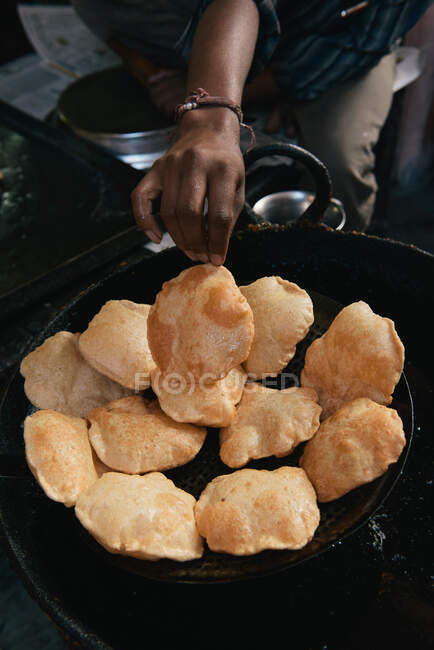Cropped shot of cook frying puri, Jaipur, Rajasthan, India — Stock Photo