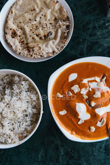 Desayuno con tazones de arroz y tikka masala, Jaipur, Rajasthan - foto de stock