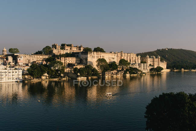 Vista do Palácio da Cidade de Udaipur, Lago Pichola, Udaipur, Rajastão — Fotografia de Stock
