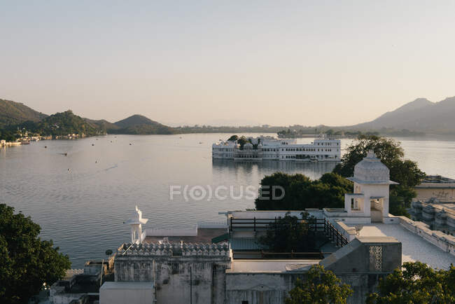 Vista del hotel Lake Palace en Lake Pichola, Udaipur, Rajasthan - foto de stock