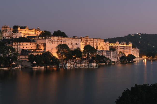 View of Udaipur City Palace at sunset, Lake Pichola, Udaipur — Stock Photo