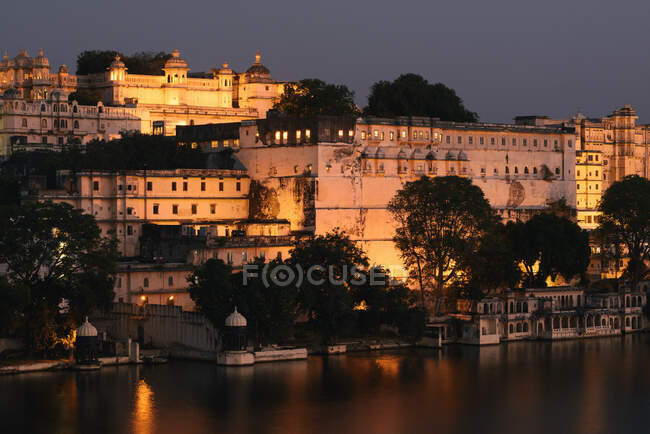 Vue du palais de la ville d'Udaipur au crépuscule, lac Pichola, Udaipur, Raja — Photo de stock