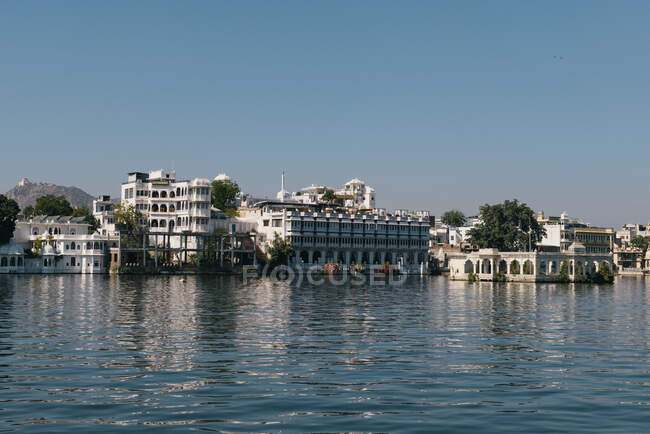 View of Lake Pichola and waterfront, Udaipur, Rajasthan, India — Stock Photo