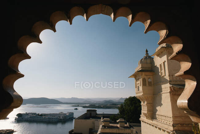 Вид на озерный дворец из городского дворца Удайпур, озеро Пичола — стоковое фото