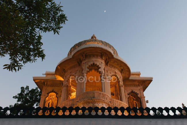 Niedriger Blickwinkel auf Palace Hotel, Jagmandir, Lake Pichola, Udaipur — Stockfoto